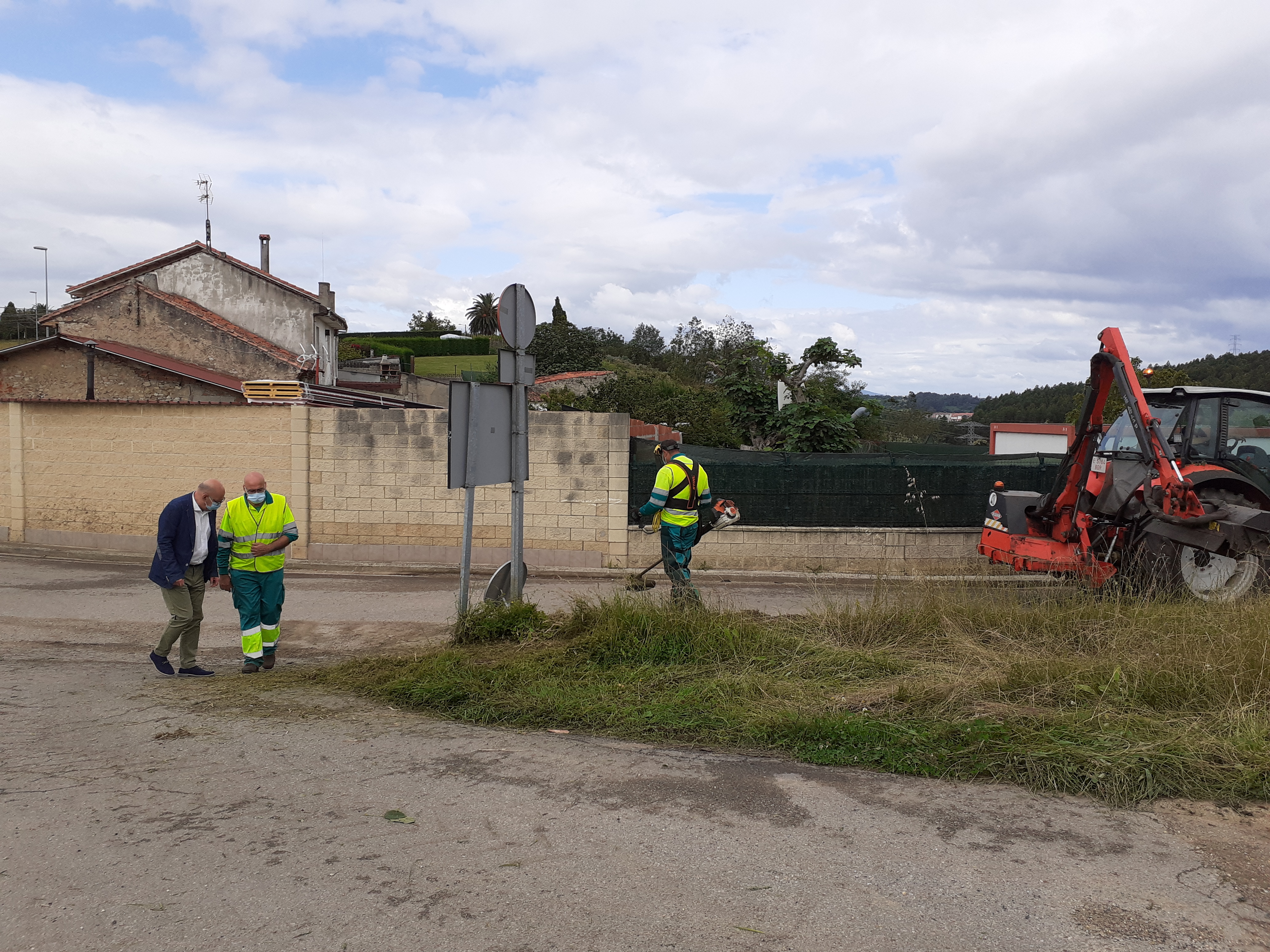 El Ayuntamiento inicia en Valliniello el desbroce de los caminos rurales
